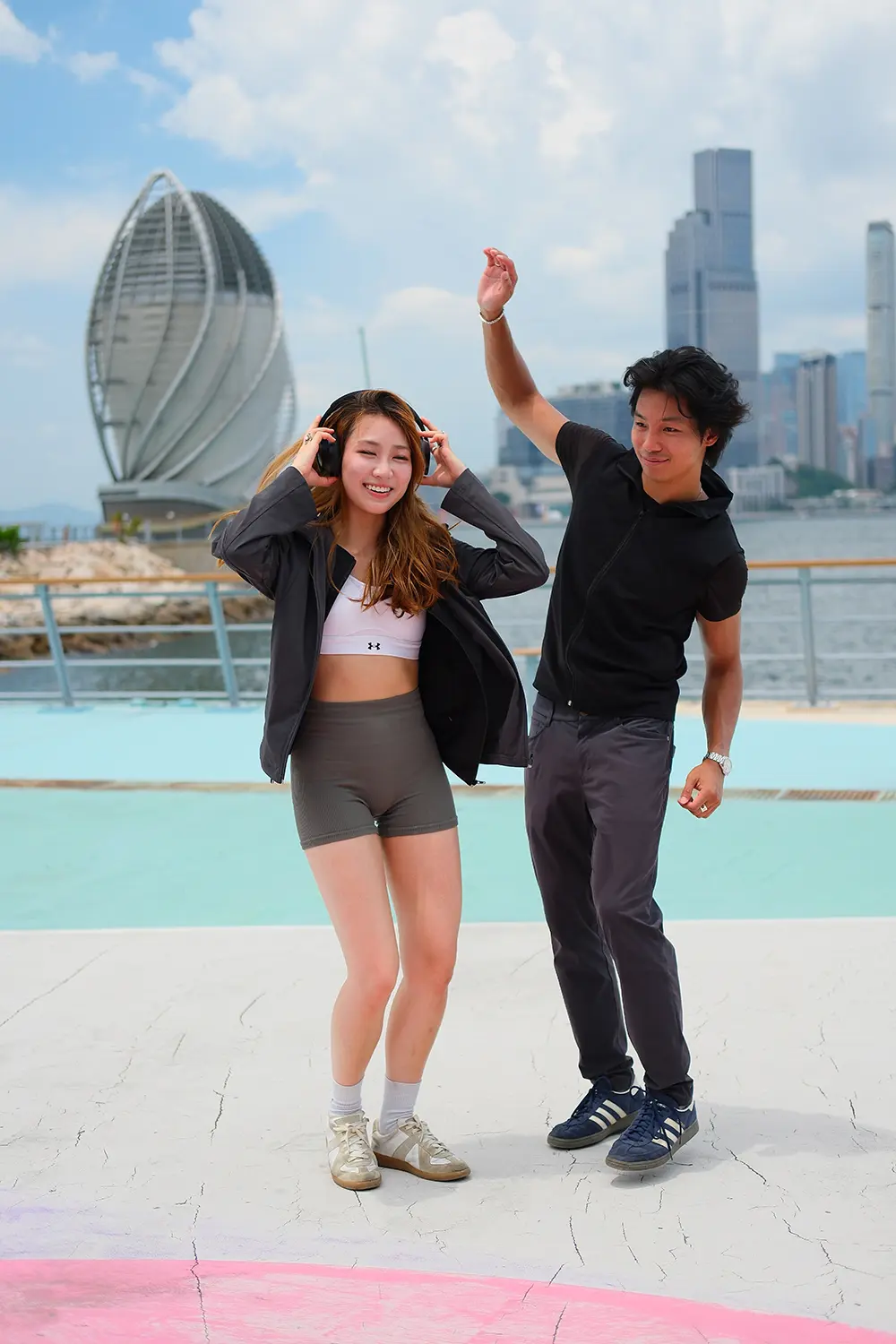 「ヴァイブウェア」を体験している様子の写真/People experiencing VibeWear