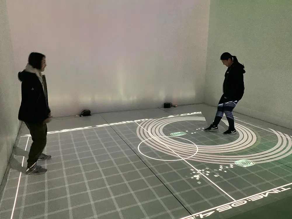 「サイバースタジアム」を体験している様子の写真/People experiencing Cyber Stadium