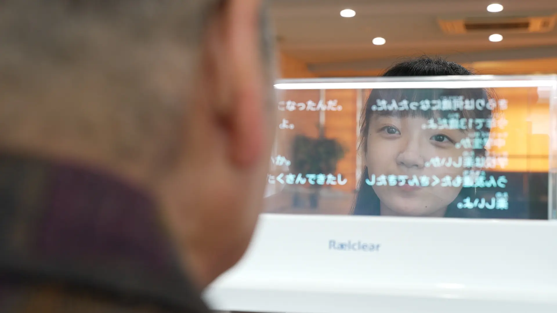 「Rælclear（レルクリア）」を使用している様子の写真/People experiencing Rælclear